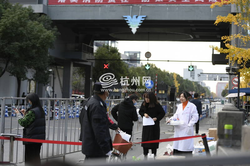 今日浙江大学开展全员第三轮核酸检测，校园内外的人们都在期待解封那一刻(25)