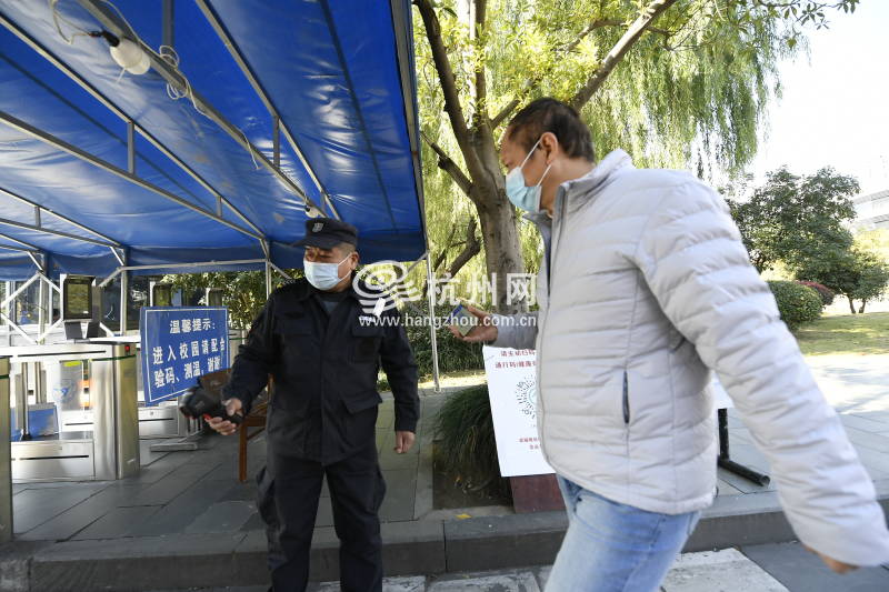 今日浙江大学开展全员第三轮核酸检测，校园内外的人们都在期待解封那一刻(23)
