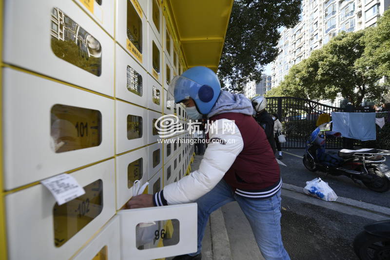 今日浙江大学开展全员第三轮核酸检测，校园内外的人们都在期待解封那一刻(18)