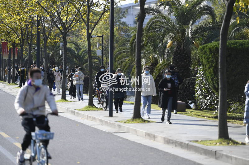 今日浙江大学开展全员第三轮核酸检测，校园内外的人们都在期待解封那一刻(04)