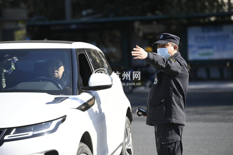 今日浙江大学开展全员第三轮核酸检测，校园内外的人们都在期待解封那一刻(09)