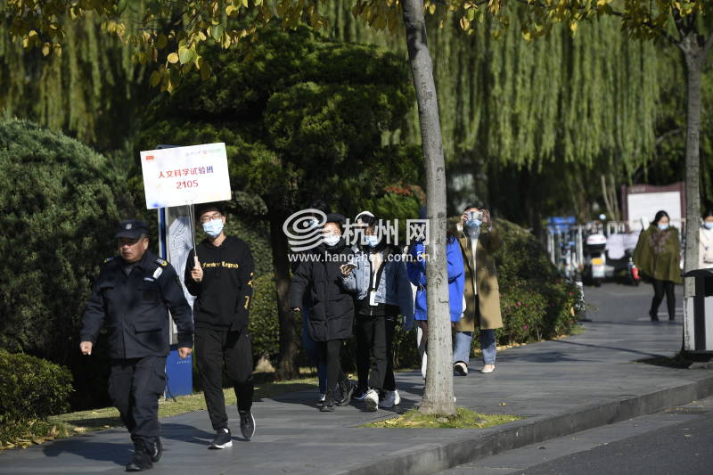 今日浙江大学开展全员第三轮核酸检测，校园内外的人们都在期待解封那一刻(01)