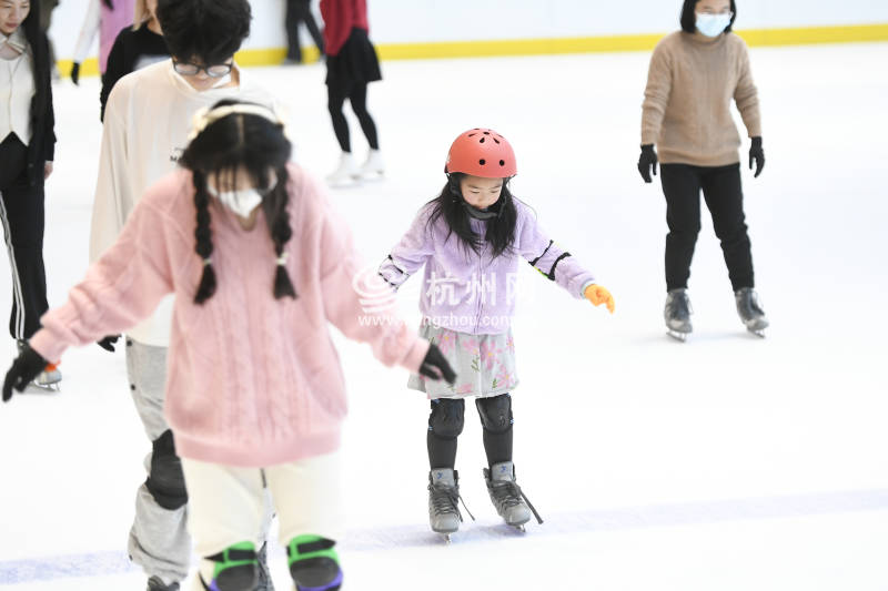 冬奥会带动“冰雪热” 杭州市民在家门口的冰面上感受“冰雪奇缘”(01)
