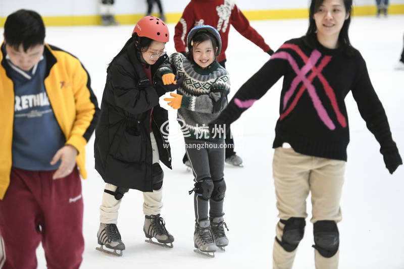 冬奥会带动“冰雪热” 杭州市民在家门口的冰面上感受“冰雪奇缘”(03)