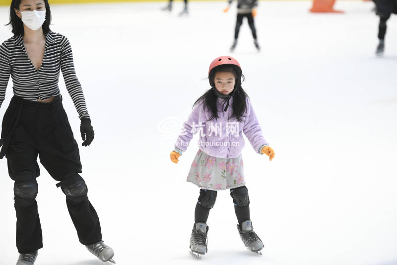 冬奥会带动“冰雪热” 杭州市民在家门口的冰面上感受“冰雪奇缘”(07)
