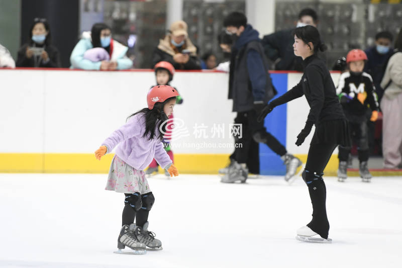 冬奥会带动“冰雪热” 杭州市民在家门口的冰面上感受“冰雪奇缘”(10)