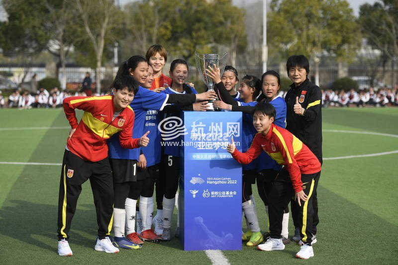 中国女足到访杭州 与校园足球女孩许下亚运之约(12)