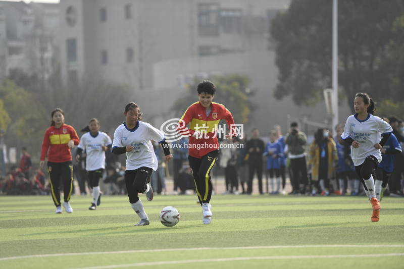 中国女足到访杭州 与校园足球女孩许下亚运之约(10)