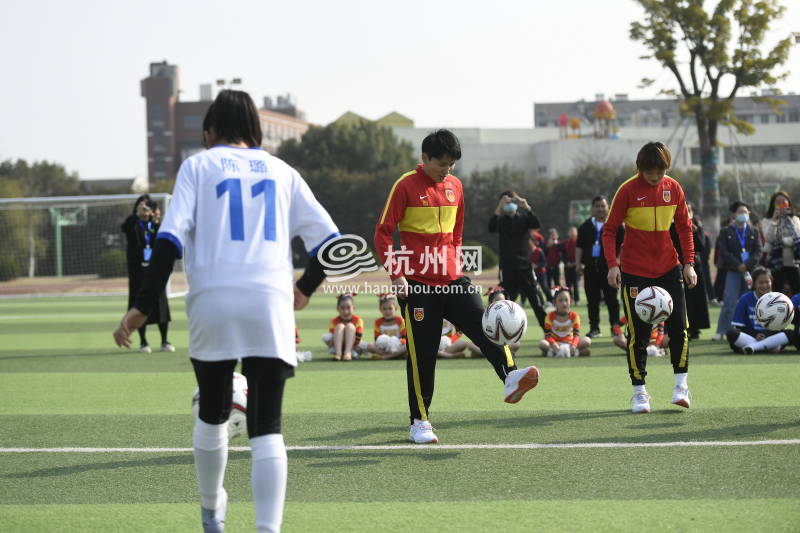 中国女足到访杭州 与校园足球女孩许下亚运之约(03)