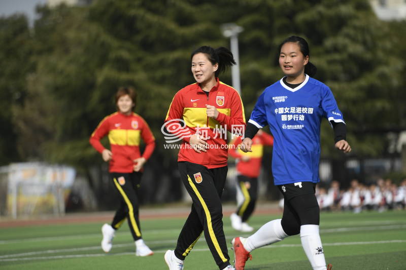 中国女足到访杭州 与校园足球女孩许下亚运之约(06)