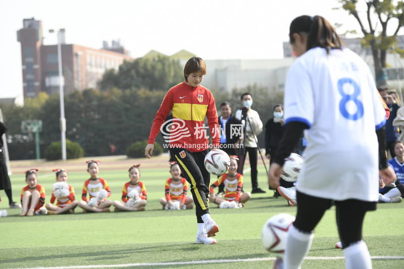 中国女足到访杭州 与校园足球女孩许下亚运之约(02)
