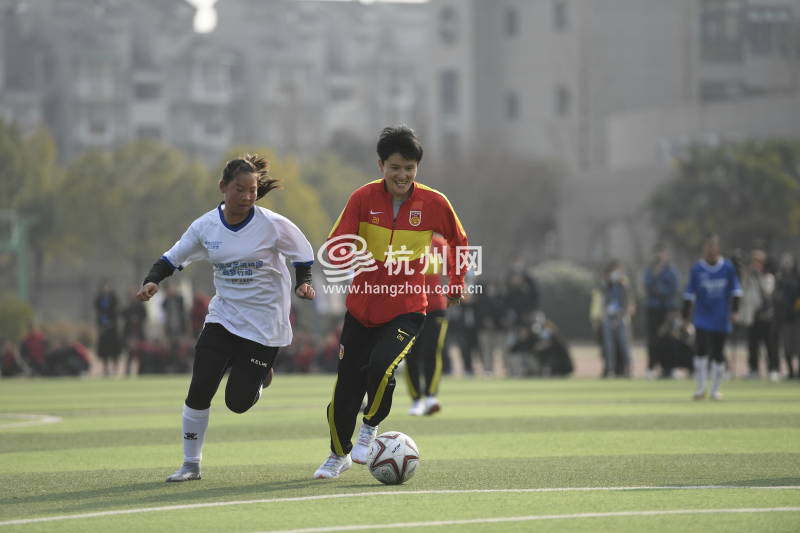 中国女足到访杭州 与校园足球女孩许下亚运之约(11)