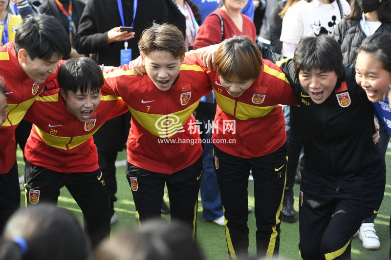 中国女足到访杭州 与校园足球女孩许下亚运之约(05)
