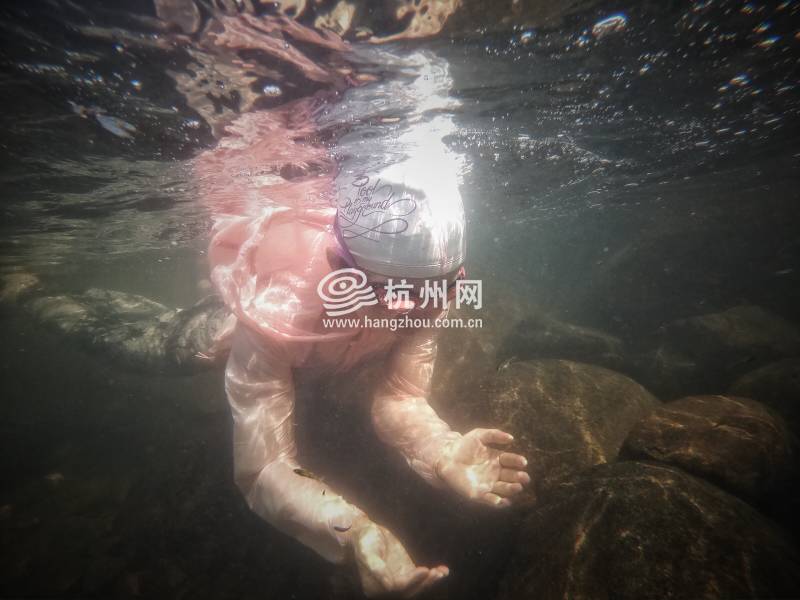 热到化！杭州市民选择“潜水”“摸鱼”(05)