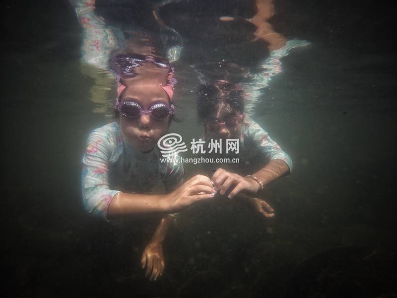 热到化！杭州市民选择“潜水”“摸鱼”(01)